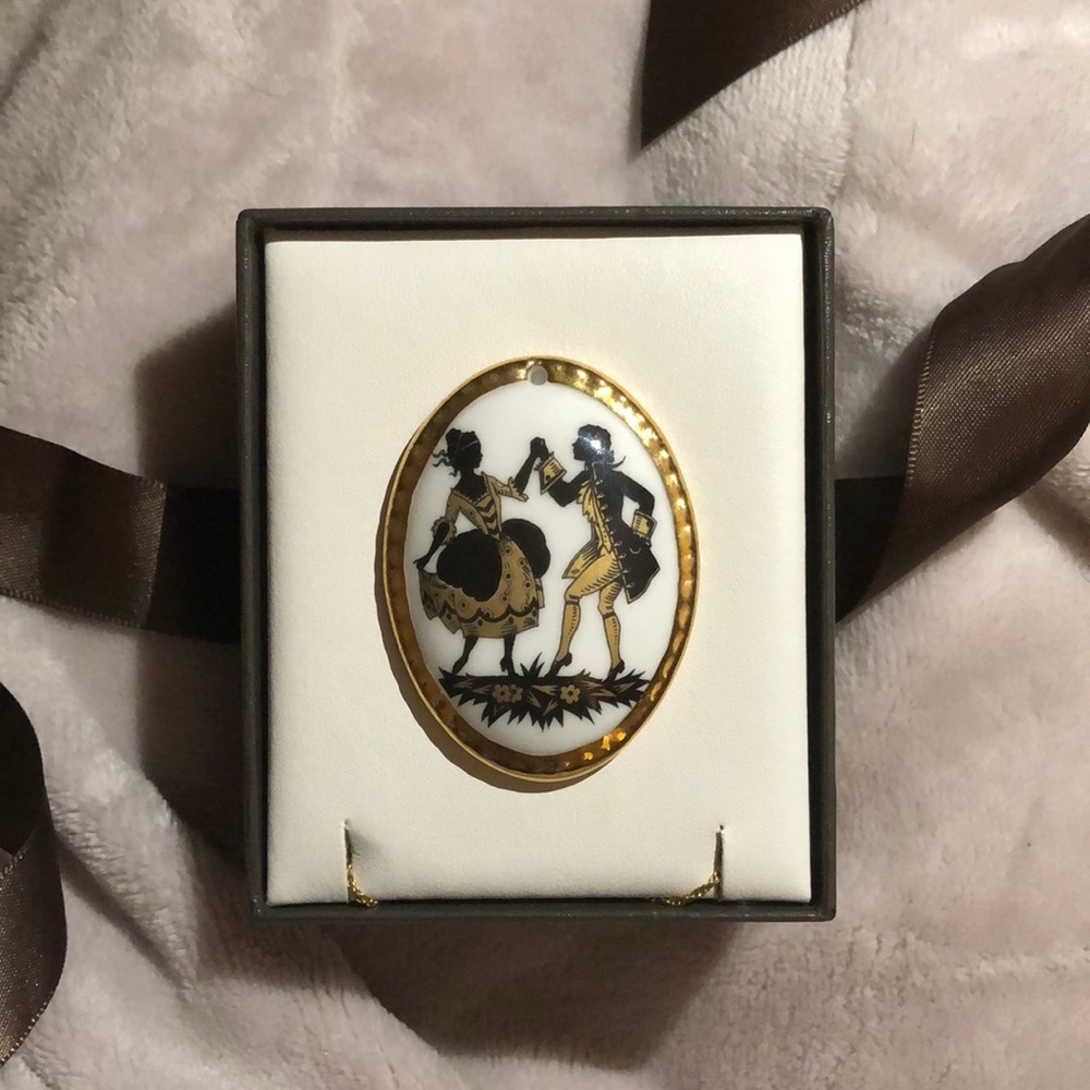 Vintage, rare and unique Lady Eleanor cameo 🥰